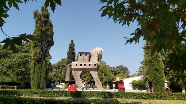 Aşkın yıktığı surların şehri: Troia